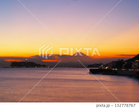 神奈川県　稲村ケ崎からの夕景　10月 132778767
