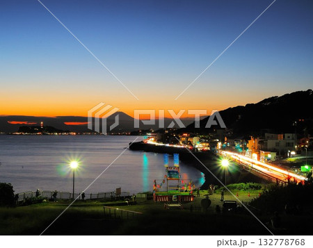 神奈川県　マジックアワーの稲村ケ崎の情景　10月 132778768