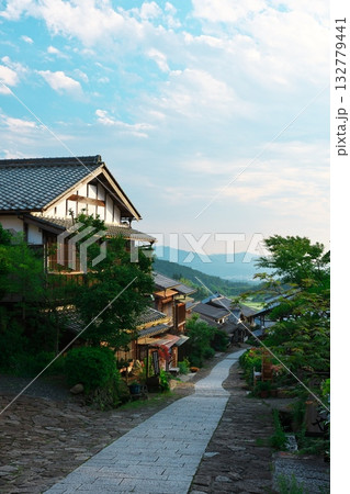 初夏の宿場町 夕映えの馬籠 初夏の宿場町 夕映えの馬籠 132779441