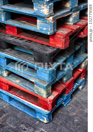 Used blue and red pallets 132779569
