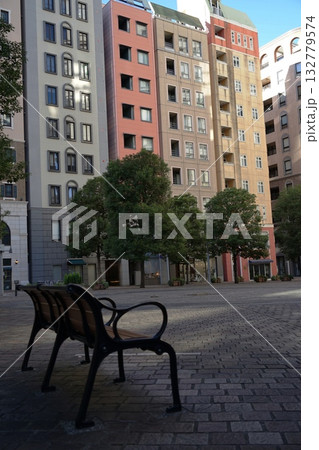 誰もいない公園のベンチ 11月港区2031イタリア街の昼 誰もいない公園のベンチ 11月港区2031イタリア街の昼 132779574