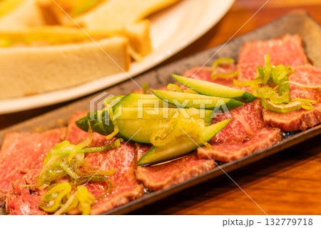 牛肉のたたきときゅうりの盛り合わせ 132779718