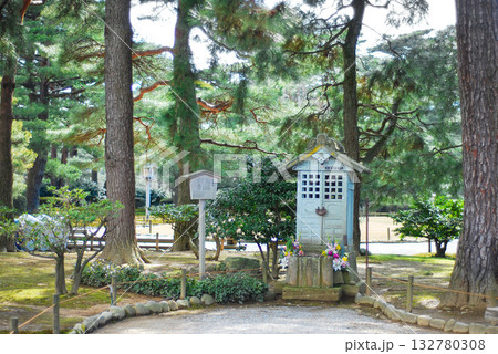 兼六園 松林に佇む地蔵堂（石川） 132780308