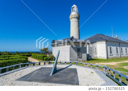 山口県下関市 角島の青空に映える角島灯台 山口県下関市 角島の青空に映える角島灯台 132780325
