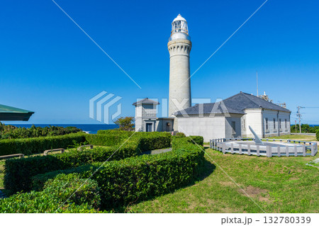 山口県下関市 角島の青空に映える角島灯台 山口県下関市 角島の青空に映える角島灯台 132780339