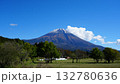 秋晴れにそびえる初冠雪の富士山 132780636
