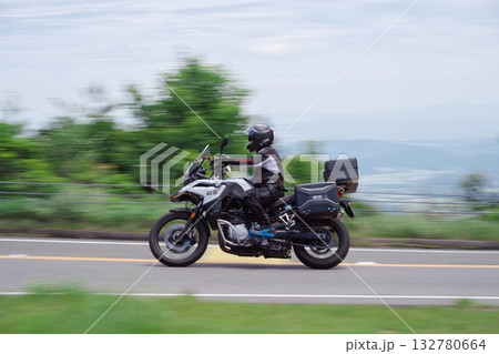 深緑の青山高原にてバイク流し撮り 132780664