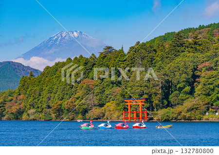 【神奈川県】芦ノ湖のスワン型ボート　富士山 132780800