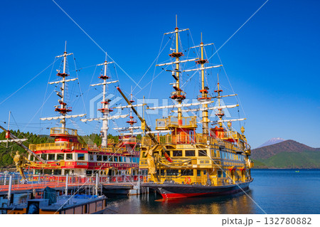 【神奈川県】箱根町港に停泊中の遊覧船（海賊船）、後方に富士山 132780882