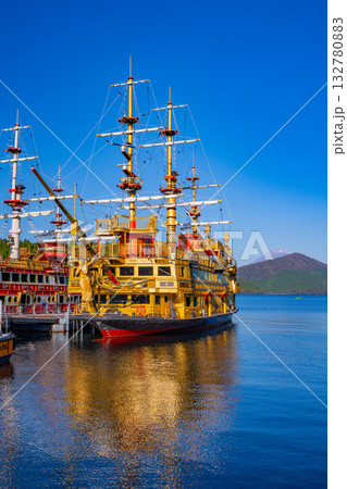 【神奈川県】箱根町港に停泊中の遊覧船（海賊船）、後方に富士山 132780883