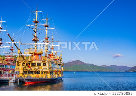 【神奈川県】箱根町港に停泊中の遊覧船（海賊船）、後方に富士山 132780885