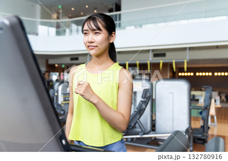 ジムで走る若い女性　撮影協力：スポーツクラブ&サウナスパ ルネサンス 幕張24 132780916