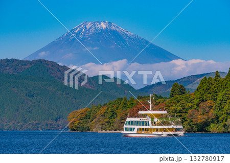 【神奈川県】紅葉が始まった芦ノ湖畔　遊覧船と富士山 132780917