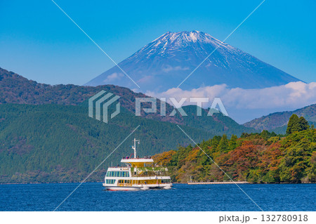 【神奈川県】紅葉が始まった芦ノ湖畔　遊覧船と富士山 132780918
