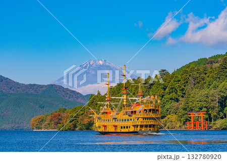 【神奈川県】紅葉が始まった芦ノ湖畔　遊覧船と富士山 132780920