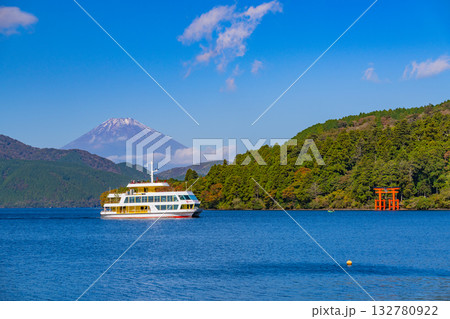 【神奈川県】紅葉が始まった芦ノ湖畔　遊覧船と富士山 132780922