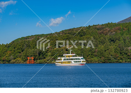 【神奈川県】紅葉が始まった芦ノ湖畔　遊覧船と富士山 132780923