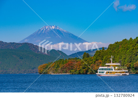 【神奈川県】紅葉が始まった芦ノ湖畔　遊覧船と富士山 132780924