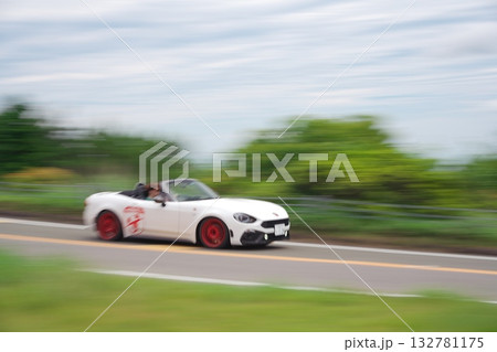 初夏の青山高原をドライブするアバルト 124スパイダー 132781175