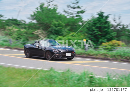 初夏の青山高原をドライブするアバルト 124スパイダー 132781177