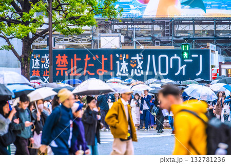日本の東京都市景観「迷惑禁止 禁止だよ！迷惑ハロウィーン」。外国人観光客で賑わう渋谷＝10月26日 132781236