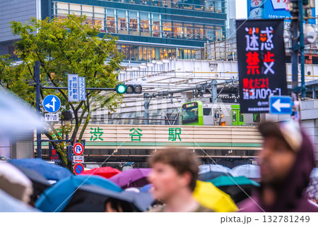 日本の東京都市景観「迷惑禁止 禁止だよ!迷惑ハロウィーン」。外国人観光客で賑わう渋谷=10月26日 日本の東京都市景観「迷惑禁止 禁止だよ!迷惑ハロウィーン」。外国人観光客で賑わう渋谷=10月26日 132781249