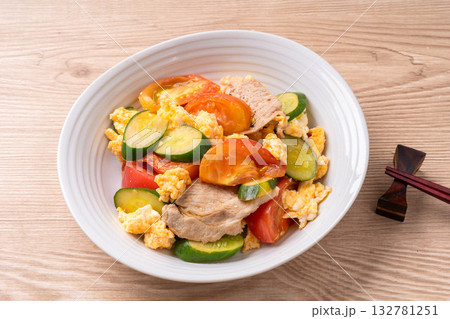夏野菜と豚肉の卵炒め 132781251