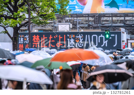 日本の東京都市景観「迷惑禁止 禁止だよ！迷惑ハロウィーン」。外国人観光客で賑わう渋谷＝10月26日 132781261