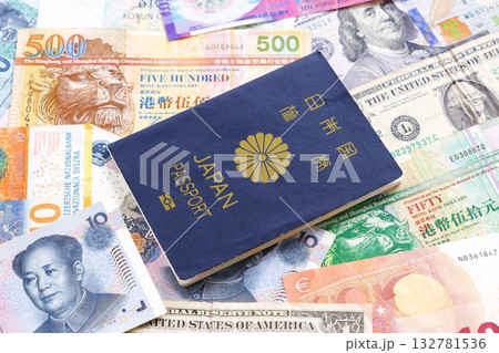 パスポート - パスポート（一般旅券5年用紺色）と海外のお金で、海外旅行のイメージ 132781536