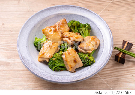 鶏肉とブロッコリーの醤油麹炒め 鶏肉とブロッコリーの醤油麹炒め 132781568