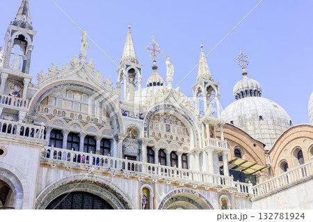 イタリアのヴェネツィアにあるサン・マルコ寺院の外観 132781924