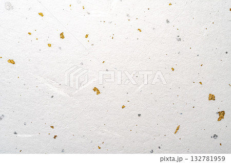 金銀の繊維が散りばめられた和紙の背景 132781959