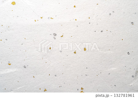 金銀の繊維が散りばめられた和紙の背景 金銀の繊維が散りばめられた和紙の背景 132781961