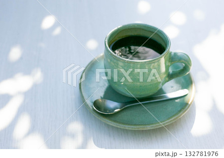 朝の木漏れ日とグリーンのコーヒーカップ 132781976