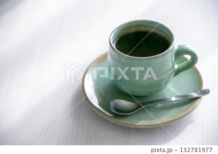 やわらかな朝の光に包まれたコーヒーカップ 132781977