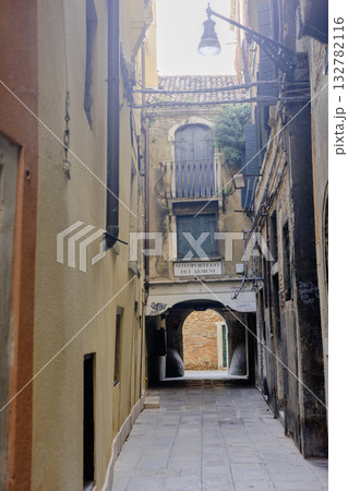 ベネチアの民家、裏道、無人	 132782116