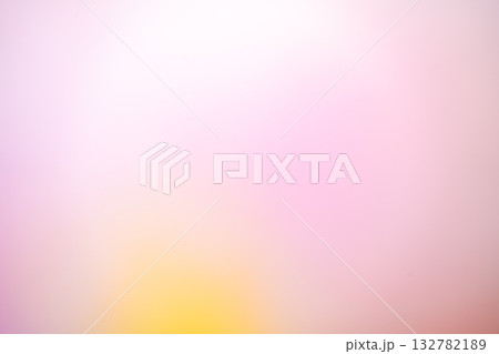 ピンクとイエローの柔らかなグラデーション背景 ピンクとイエローの柔らかなグラデーション背景 132782189