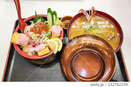 新鮮な素材を使った海鮮丼とカニ汁 132782230