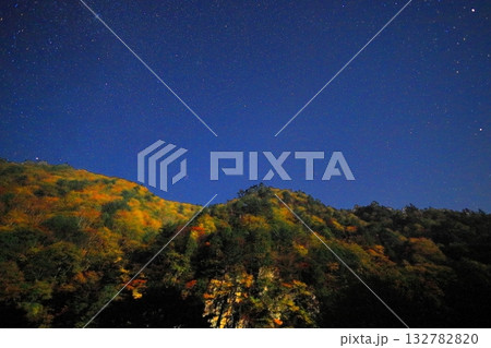 紅葉する屛風岩と星空／福島県南会津郡 132782820