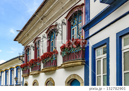 Facade of an old colonial-style houses 132782901