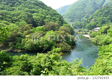 日光市川治温泉　鬼怒川と川治温泉の町並み 132782935