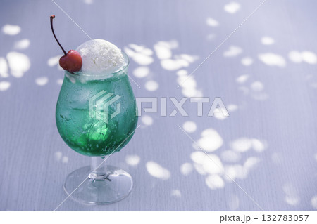 夏の光に透けるクリームソーダ 132783057