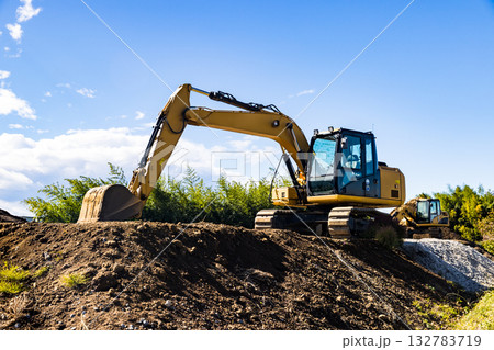 工事現場　重機ユンボ 132783719