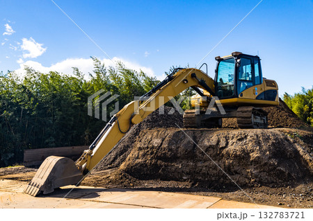 工事現場 重機ユンボ 工事現場 重機ユンボ 132783721