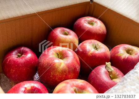 日本の産地直送箱入りリンゴ 132783837