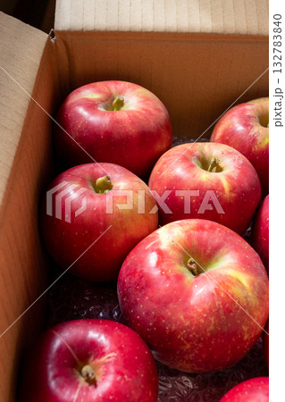 日本の産地直送箱入りリンゴ 132783840