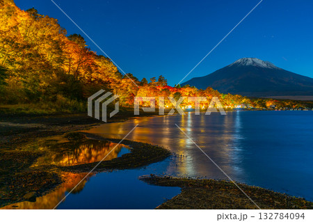 山中湖　紅葉　ライトアップ 132784094