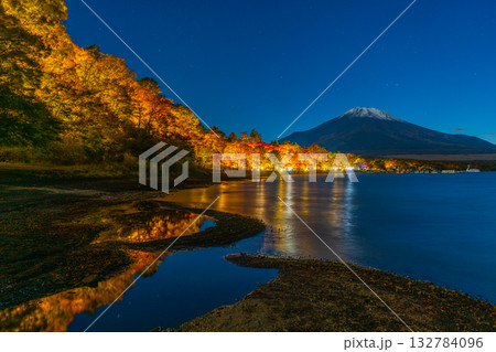 山中湖　紅葉　ライトアップ 132784096