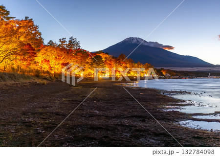山中湖 紅葉 ライトアップ 山中湖 紅葉 ライトアップ 132784098