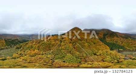 紅葉の鍋越峠　空撮　VR写真 132784123